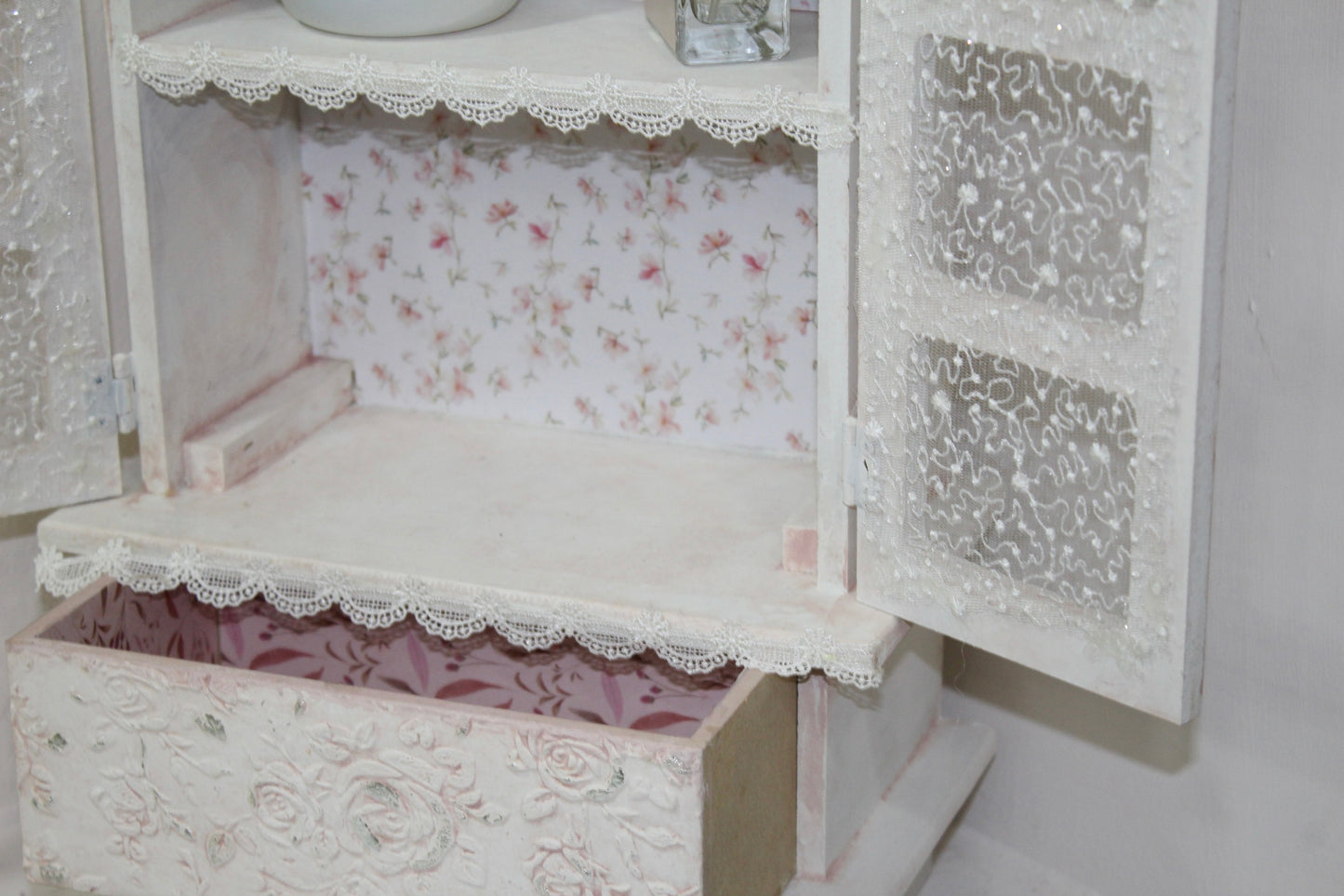 Precio roperito  vintage de puertas chico