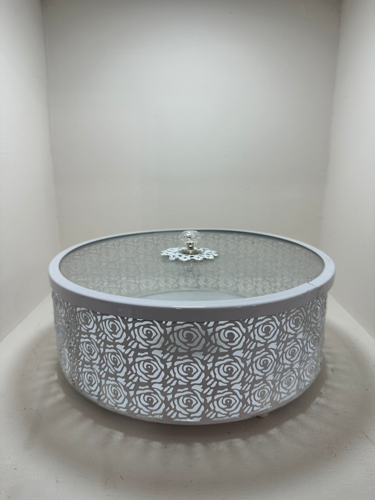 Caja de metal circular con tapa de cristal