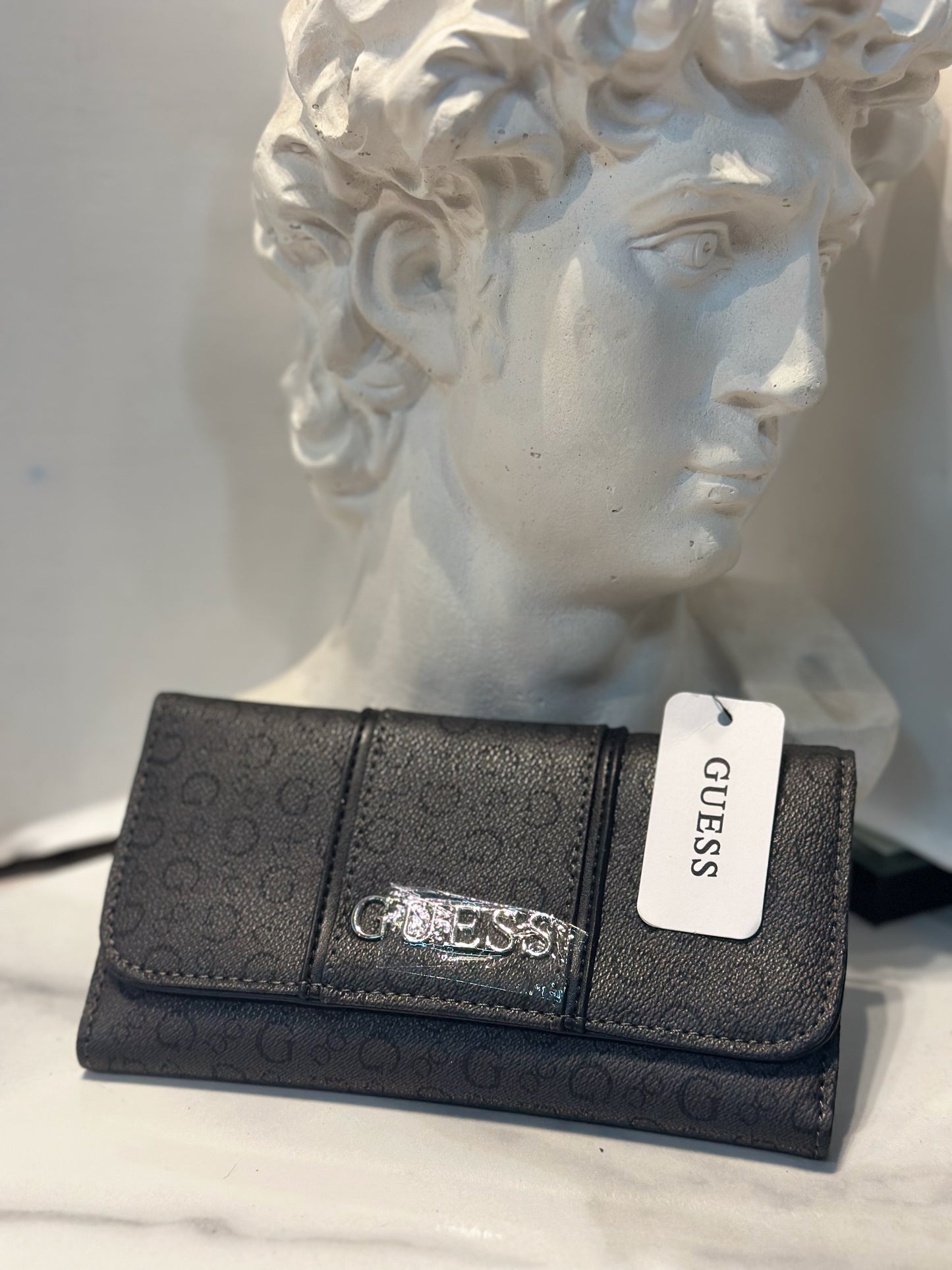 Cartera larga de color negra con logotipo Guess