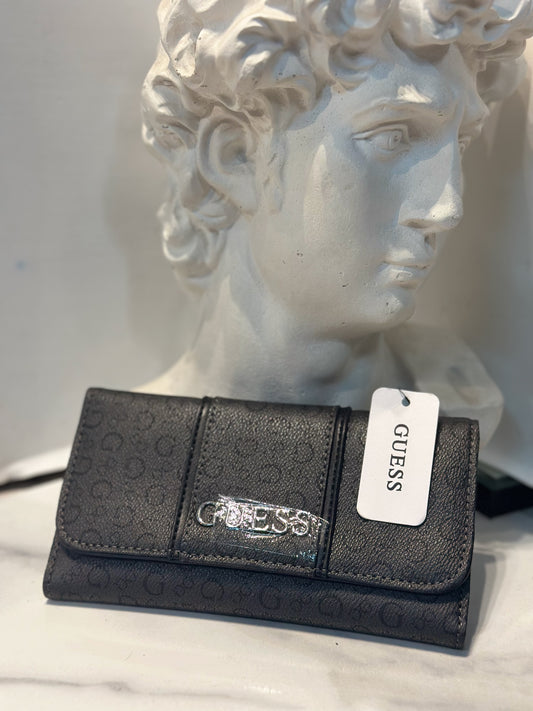 Cartera larga de color negra con logotipo Guess