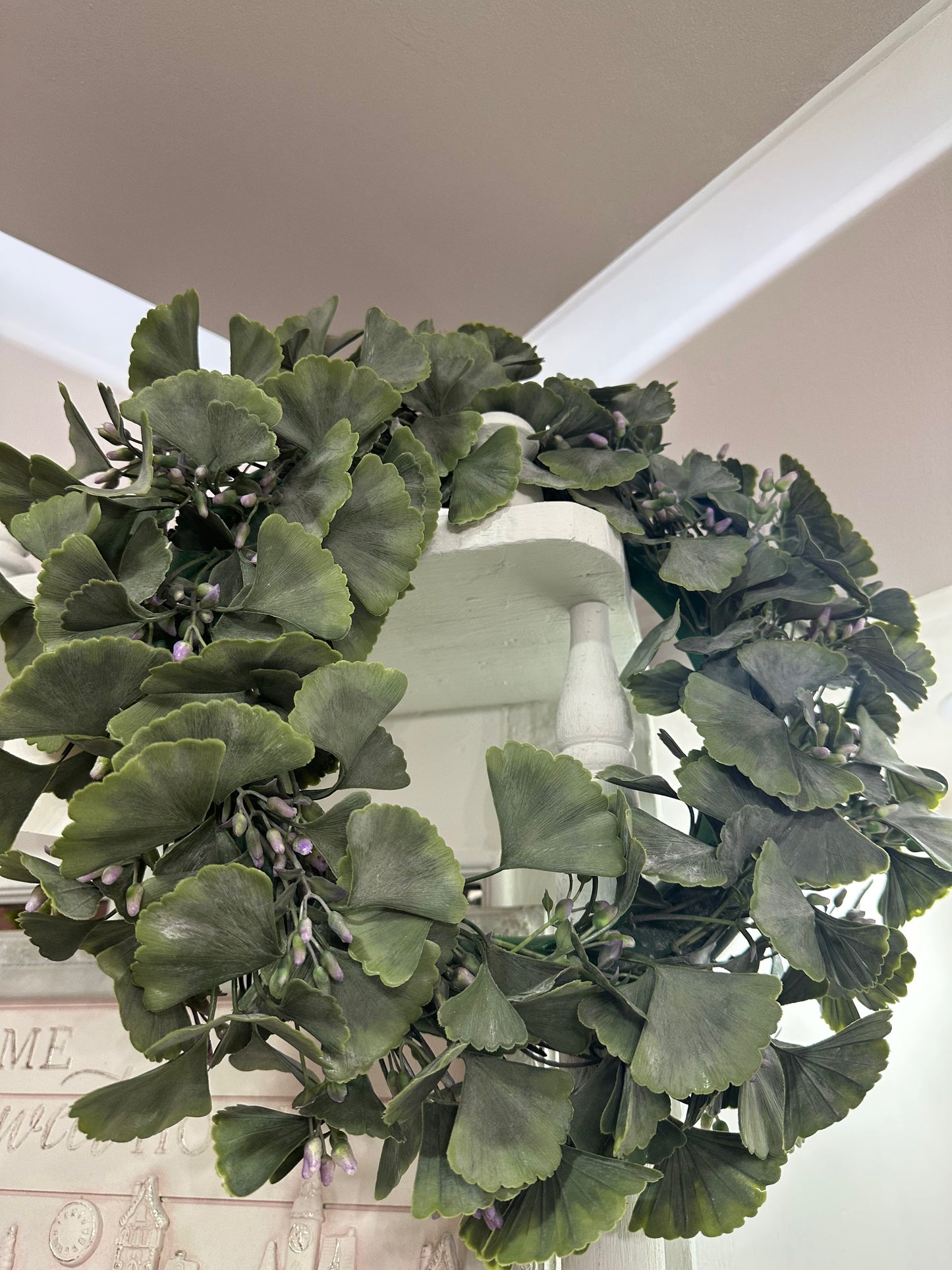 corona follaje de plastico verde toques lilas