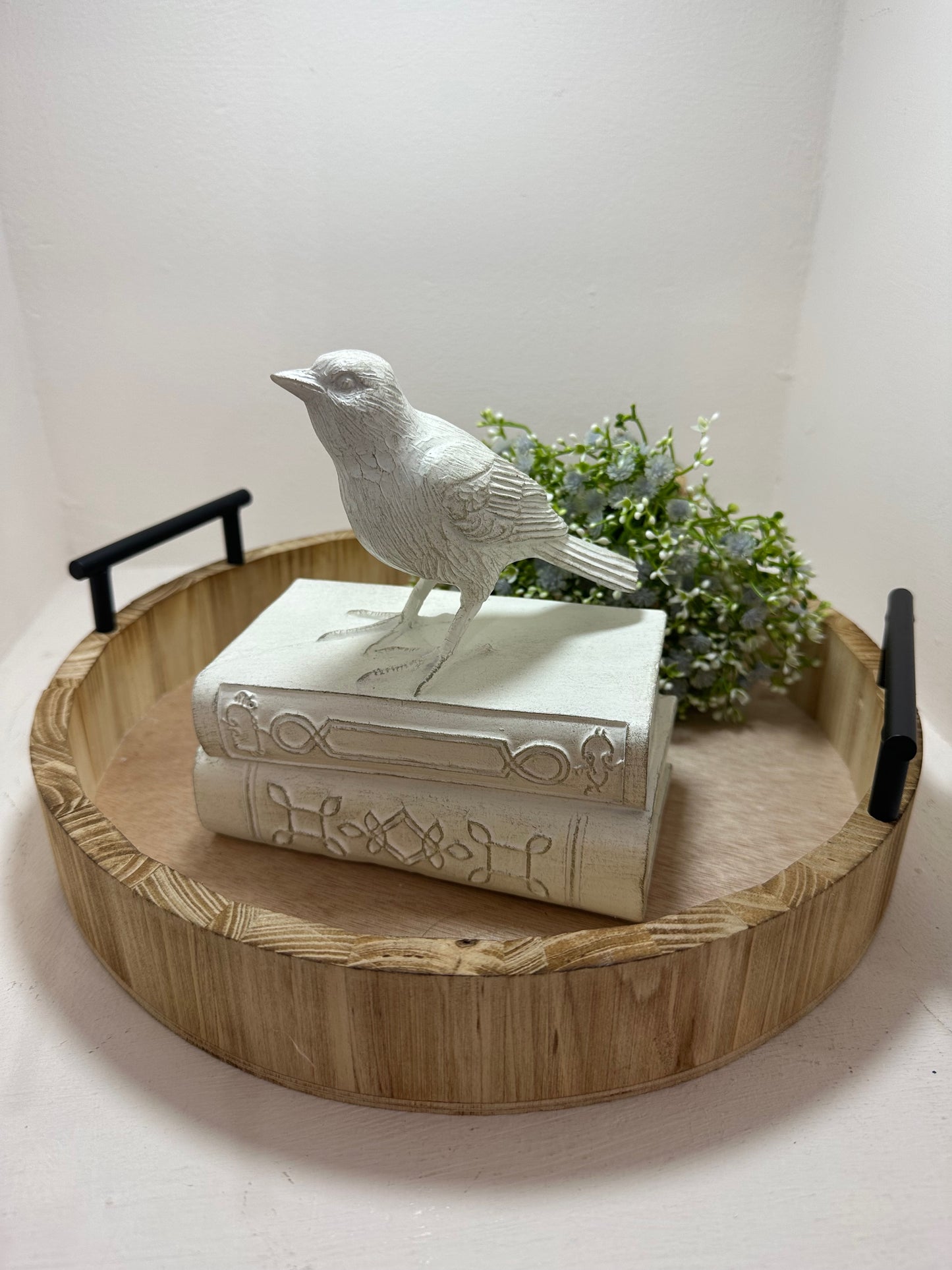 Decoración de libros apilados con pájaro