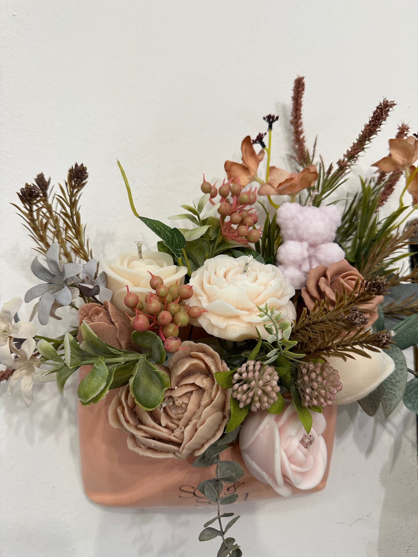 Bucket de flores en sobre de cerámica horneada salmón