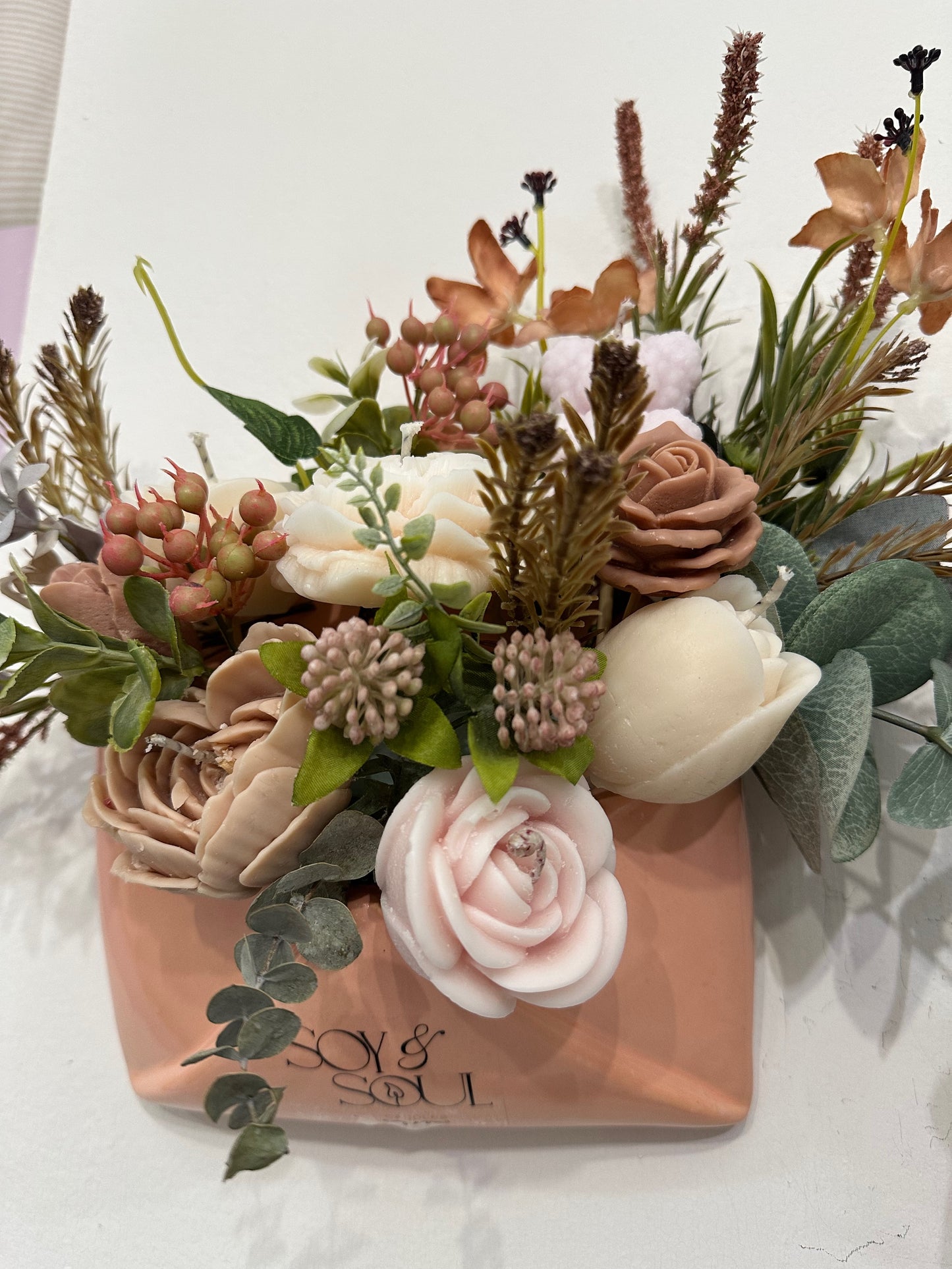 Bucket de flores en sobre de cerámica horneada salmón