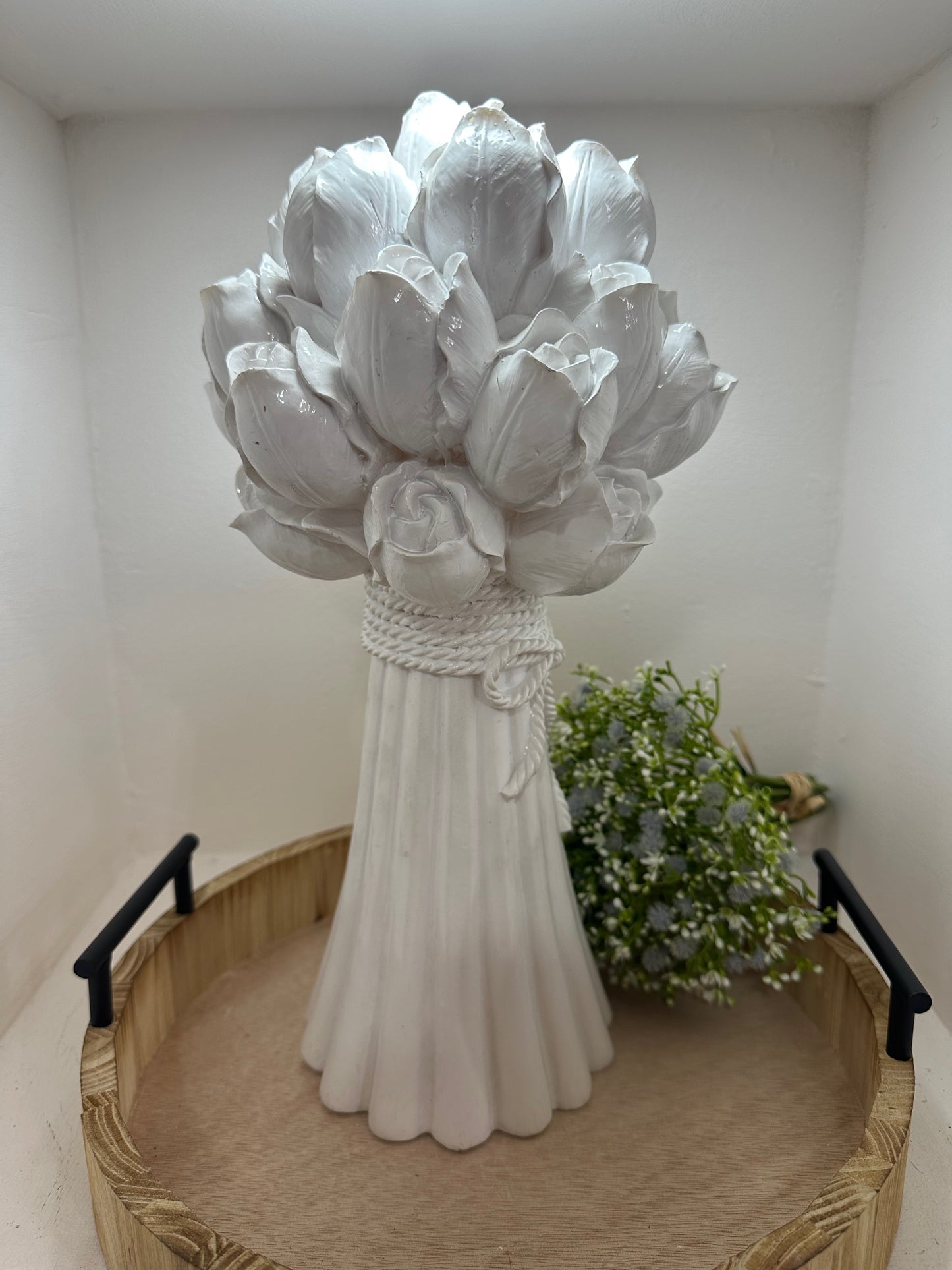 Ramo de rosas blanco de cerámica