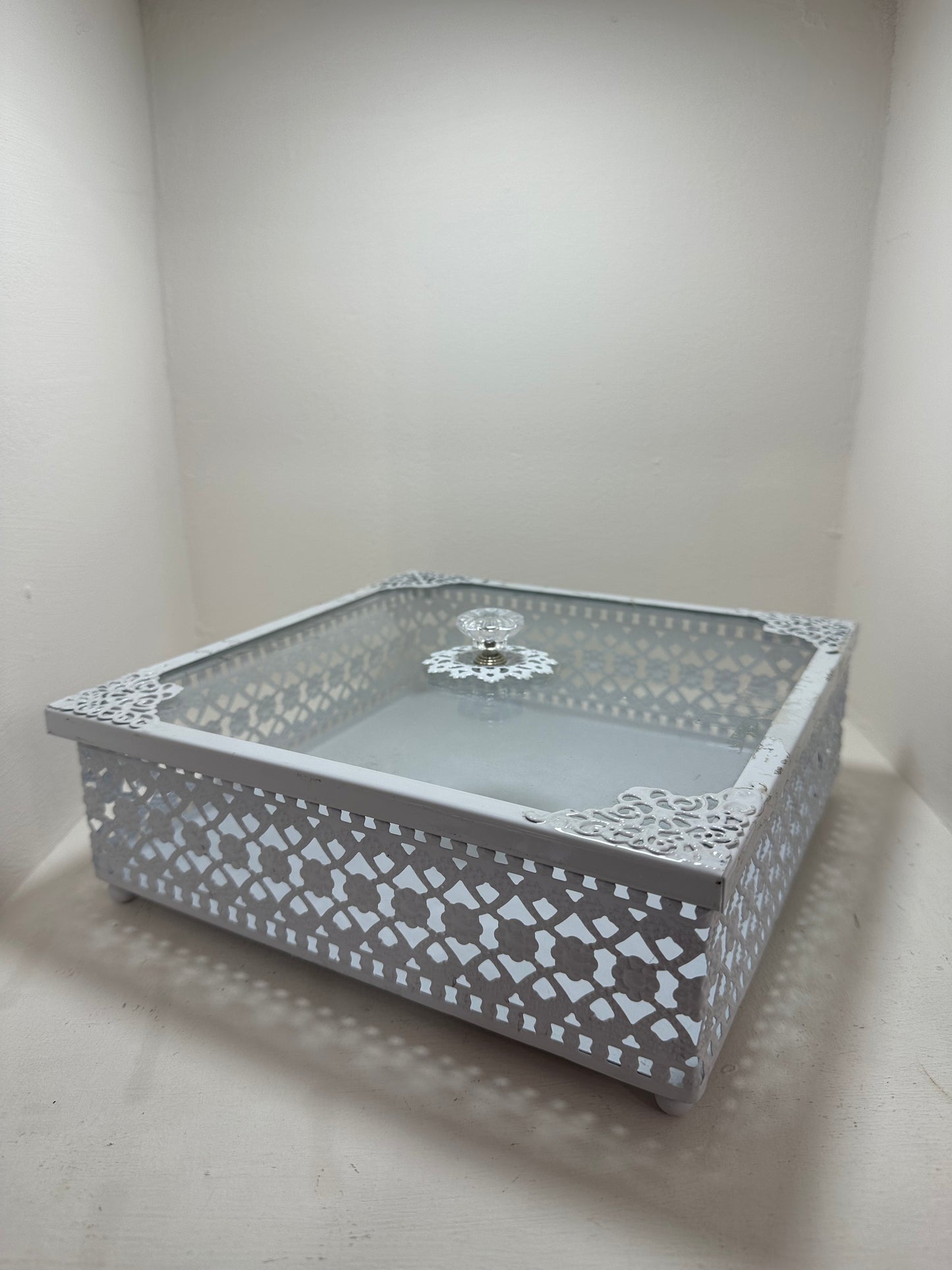 caja cuadrada de metal tapa de cristal  diseño de corazones