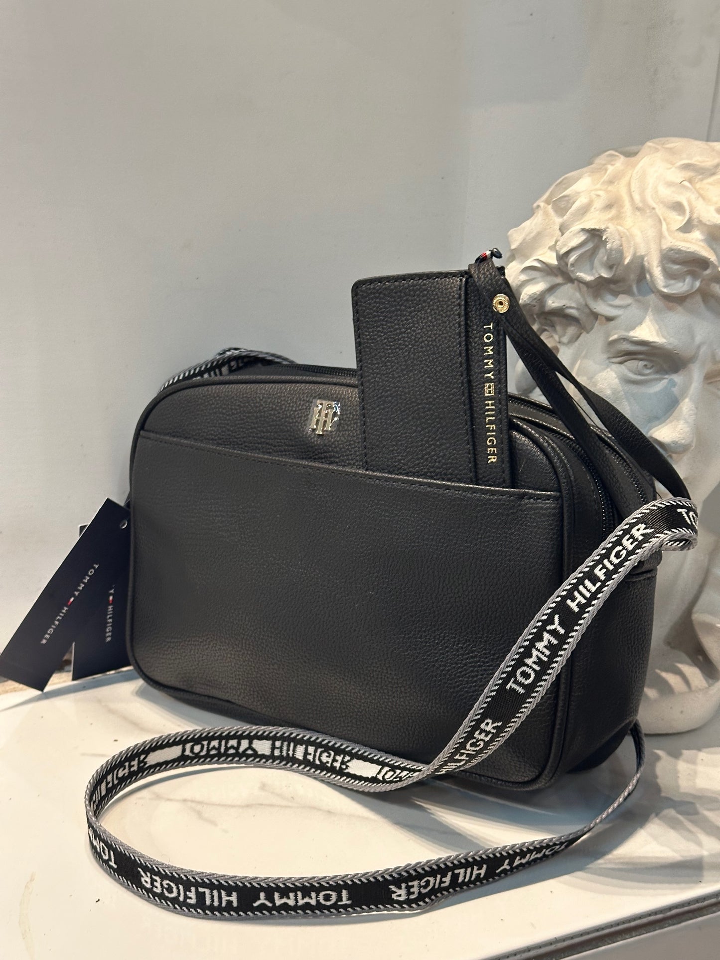 Crossbody  Tommy Hilfiger negro con tarjetero