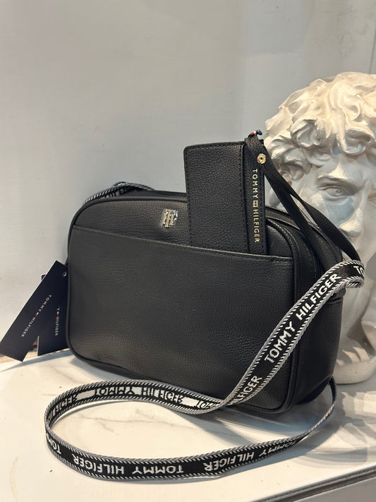 Crossbody  Tommy Hilfiger negro con tarjetero