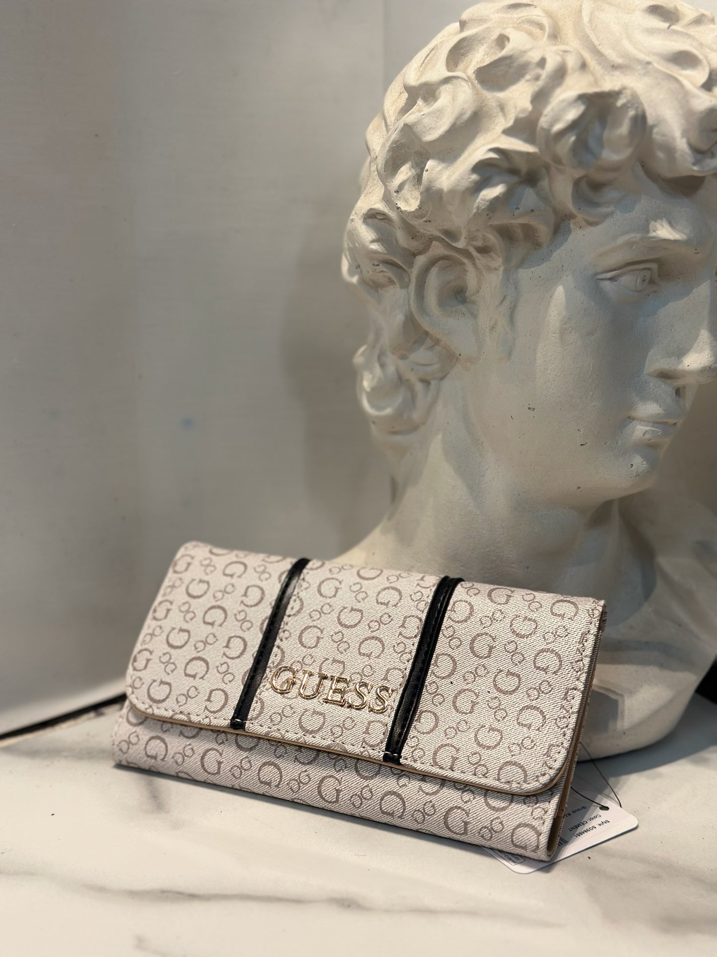 Cartera Guess color beige