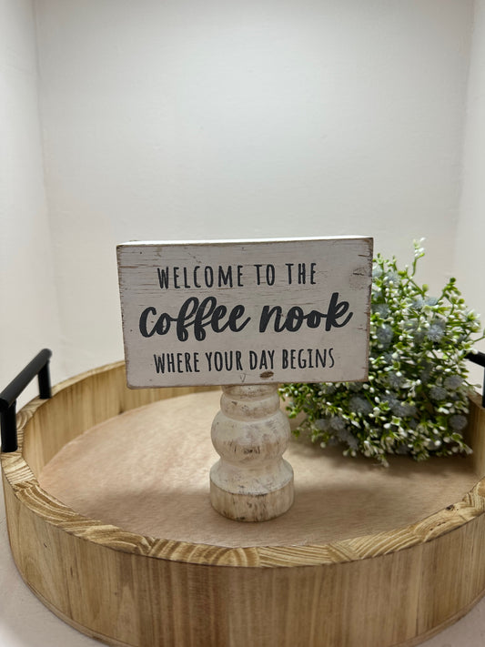 Letrero de madera blanco