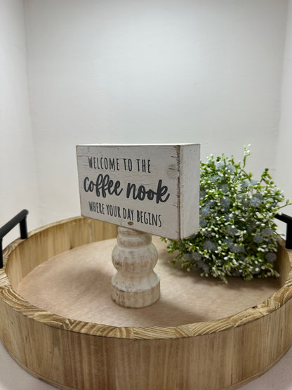 Letrero de madera blanco