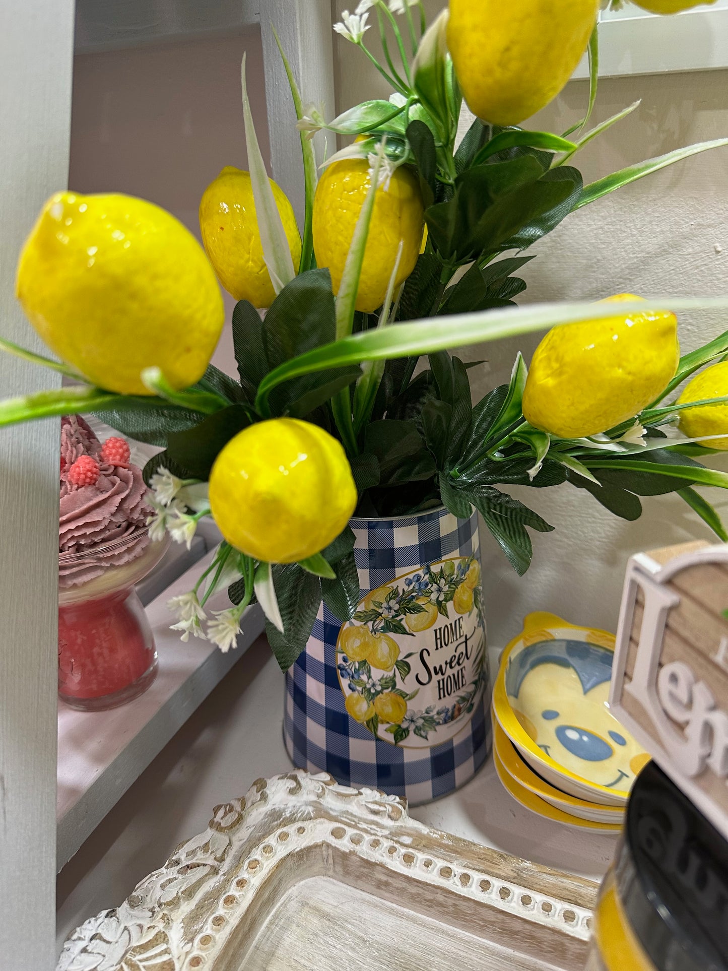 Florero cuadriculado azul con limones