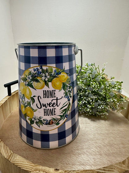 Florero cuadriculado azul con limones