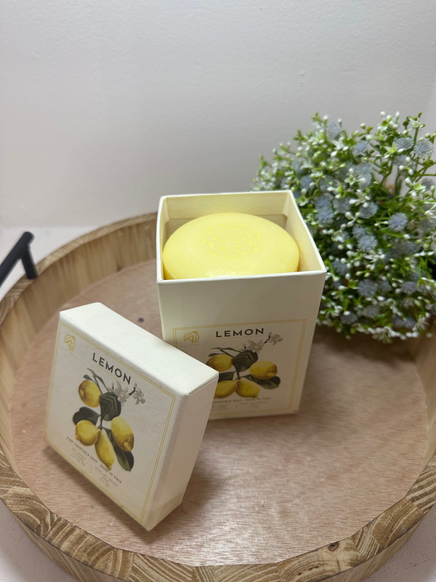 Caja con 3 jabones con aroma a limón