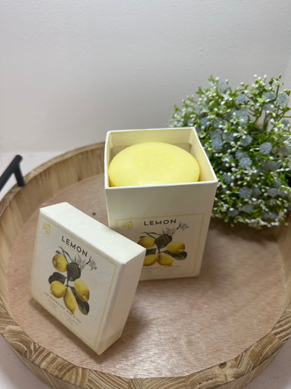Caja con 3 jabones con aroma a limón