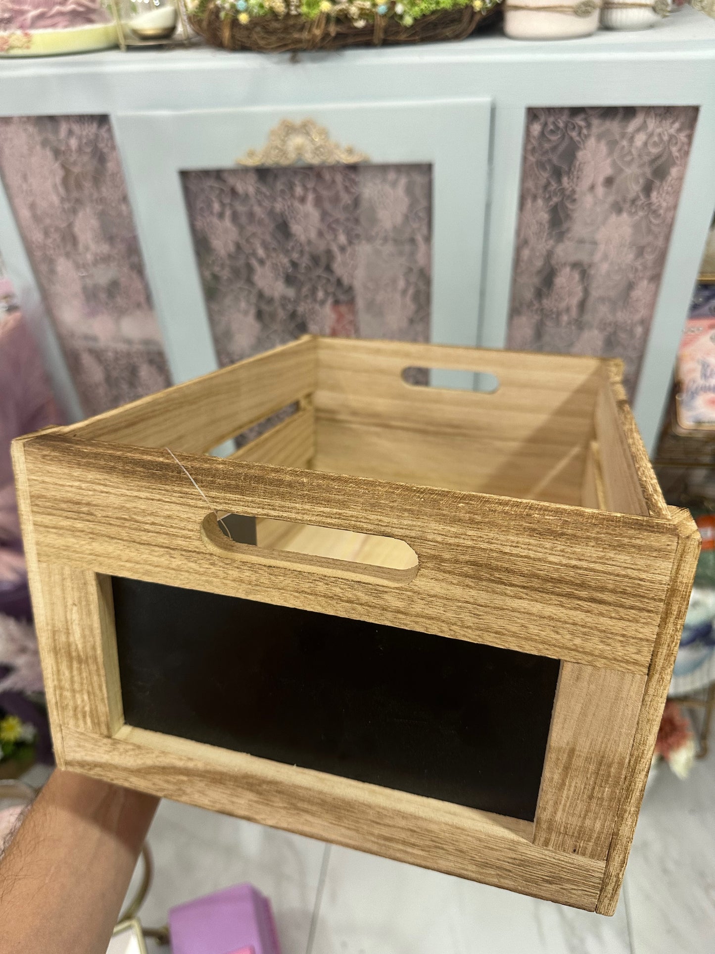 caja de madera con pizarra