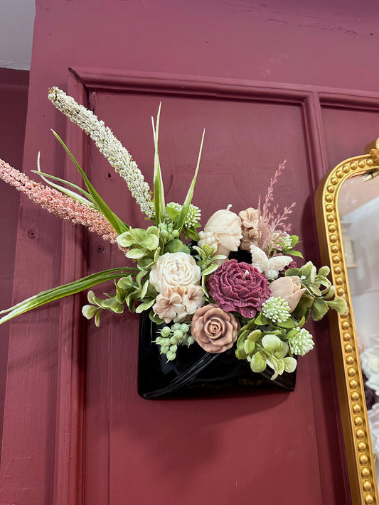 Bucket de flores en sobre de cerámica horneada negro