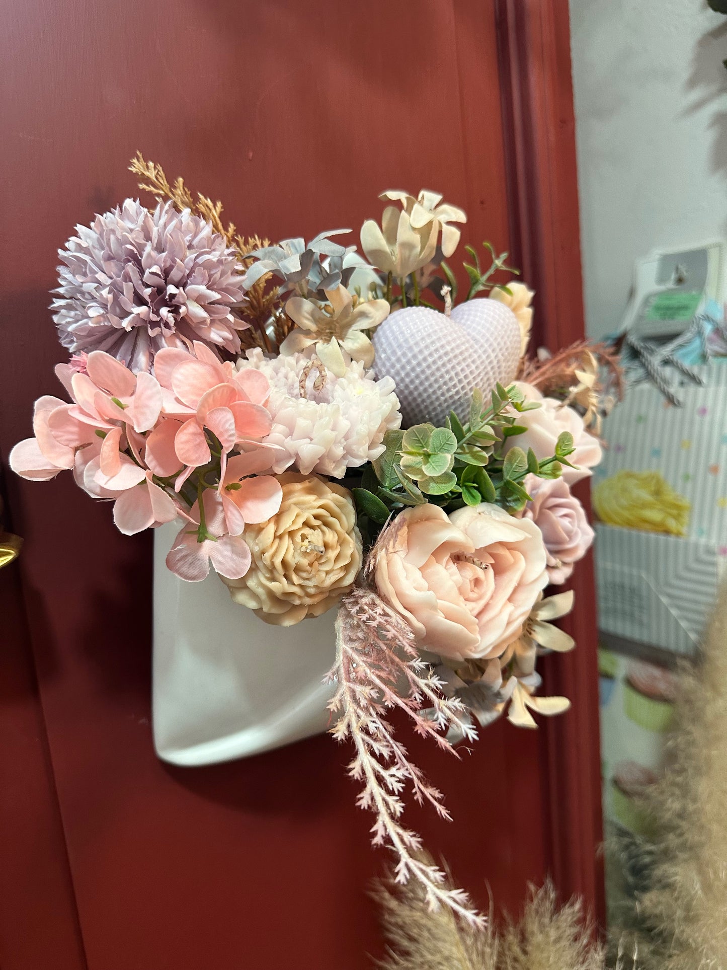 Bucket de flores en sobre de cerámica horneada blanco